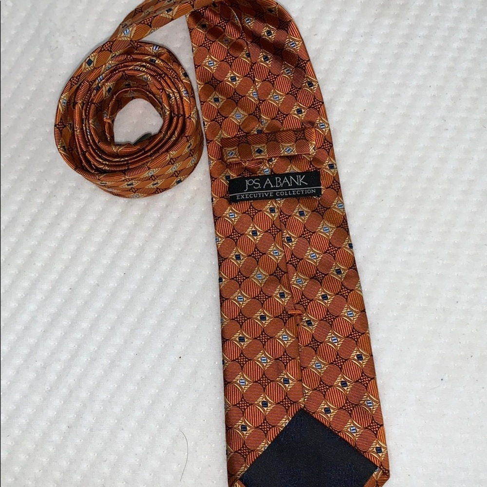 Jos. A. Bank men’s tie.